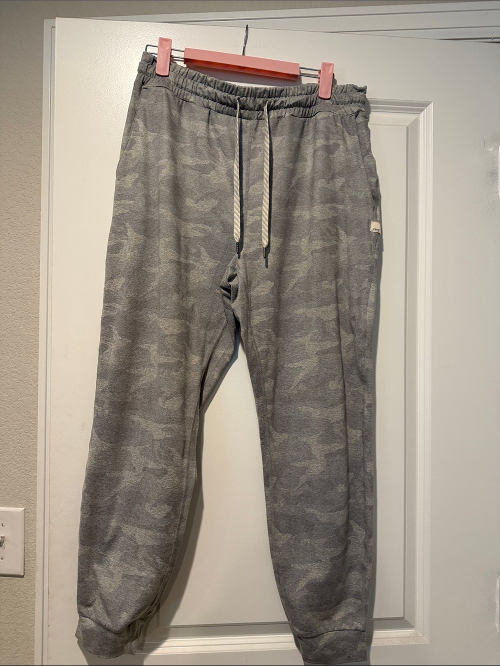 Vuori Women's Gray Camo Jogger Pants - Casual Drawstring Sweatpants - Picture 3 of 4